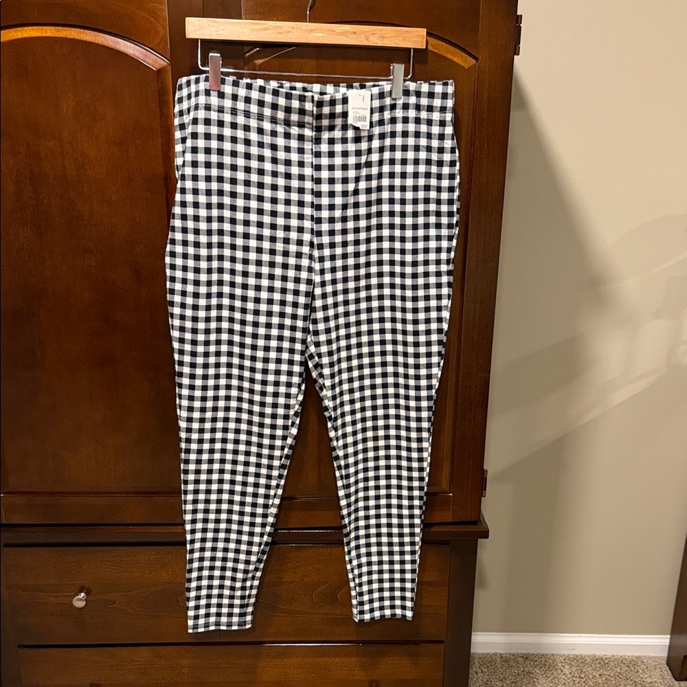Womens Black and White Checkered Leggins